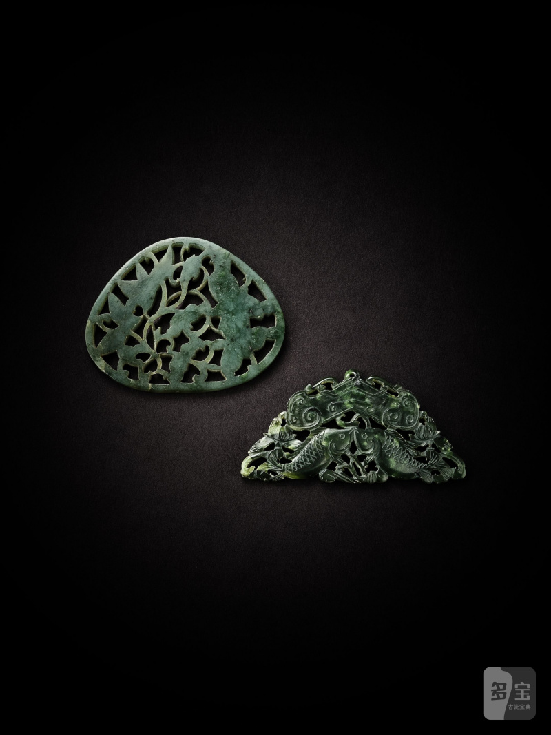 清　碧玉花卉紋飾件 及 碧玉「吉慶有餘」飾件 | TWO RETICULATED SPINACH JADE ORNAMENTS - 图2